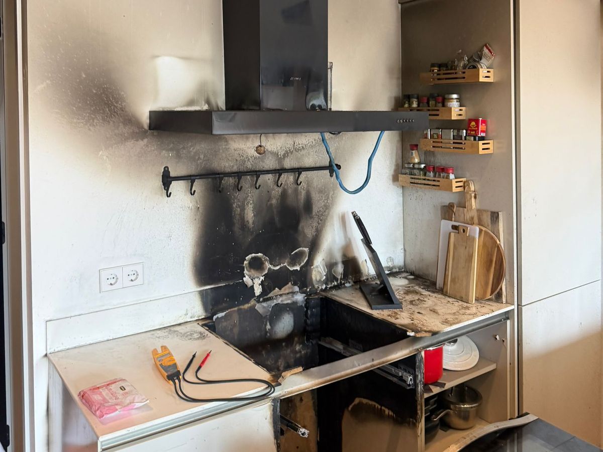 Een keuken na brand: zwartgeblakerde muur boven het kookgedeelte
