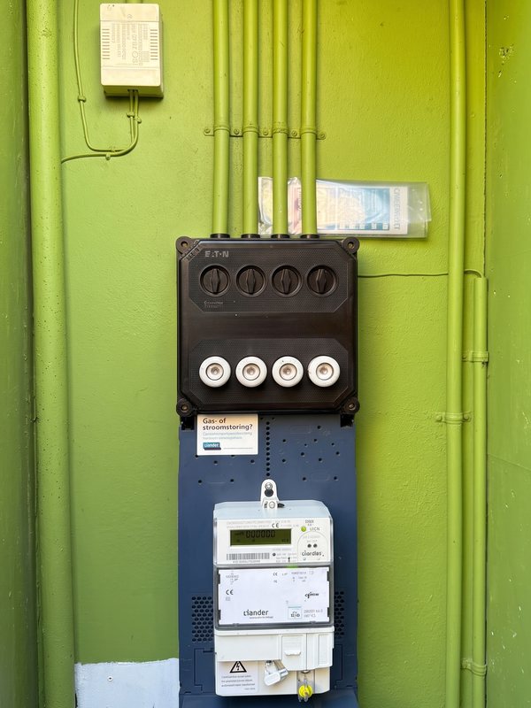 Dezelfde meterkast vóór de vervanging: oude stoppenkast met vier smeltzekeringen