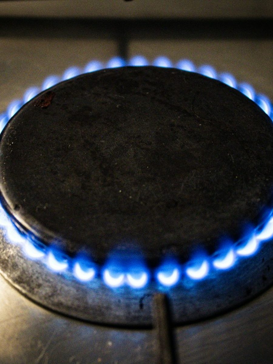 Gasbrander met blauwe vlam op een gaskookplaat