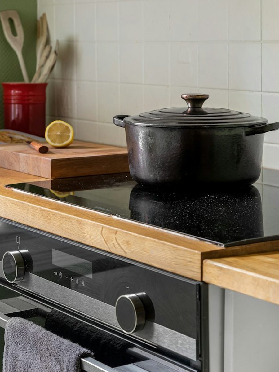 Pan op een inductiekookplaat in een keuken